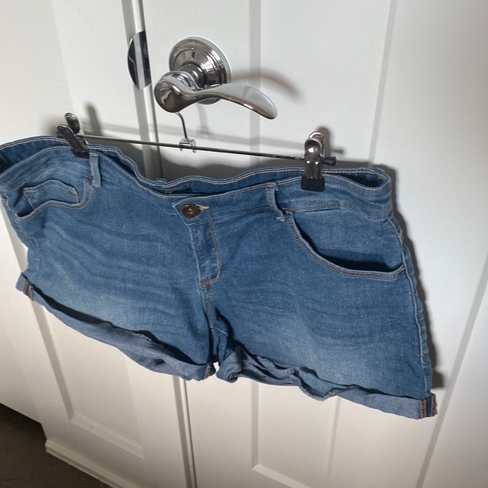 Like new H&M cuffed denim shorts